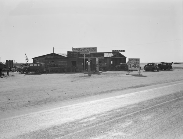 Between Tulare and Fresno, California, 1939. Creator: Dorothea Lange.