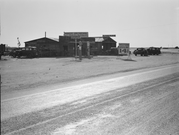 Between Tulare and Fresno, California, 1939. Creator: Dorothea Lange.
