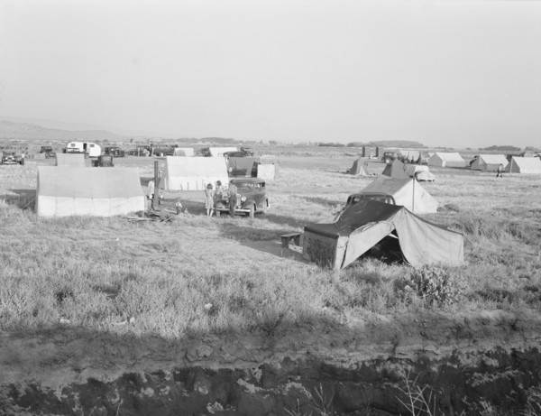 Families camped on flat before season opens waiting..., near Merrill, Klamath County, Oregon, 1939. Creator: Dorothea Lange.