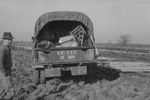 Unloading the household goods of a family who is being..., Forrest City, Arkansas, 1937. Creator: Walker Evans.