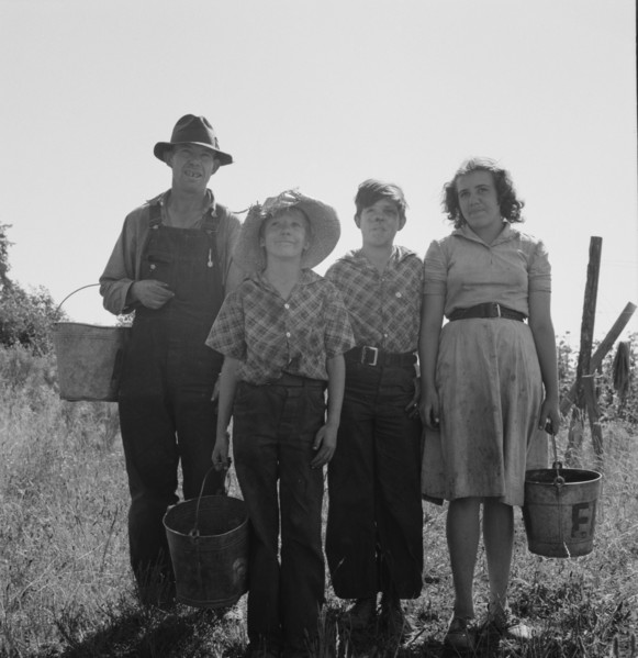 Father and children came from Albany..., near West Stayton, Marion county, Oregon, 1939. Creator: Dorothea Lange.