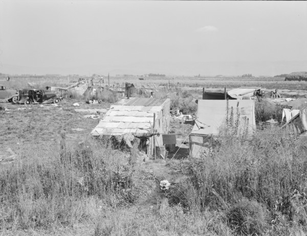 Potato pickers' camp, Tulelake, Siskiyou County, California, 1939. Creator: Dorothea Lange.