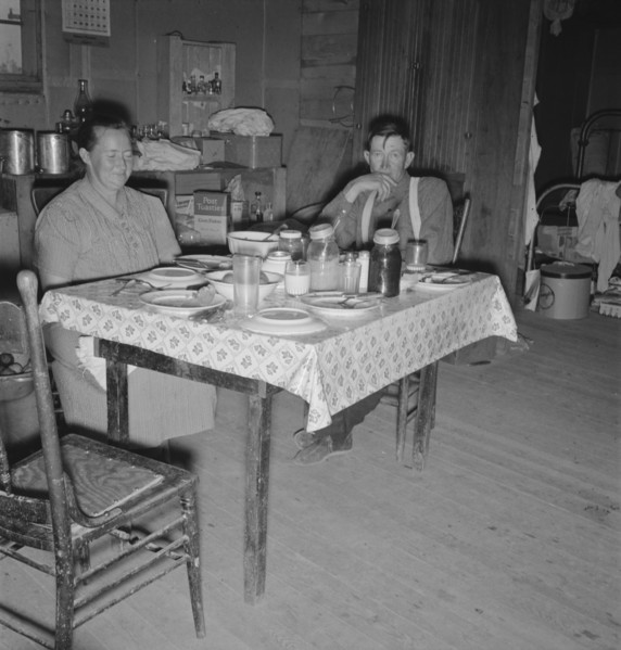 Mr. Wardlow says grace before dinner. Dead Ox Flat, Malheur County, Oregon.
