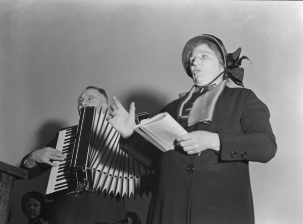 Adjutant and his wife sing. Salvation Army, San Francisco, California.
