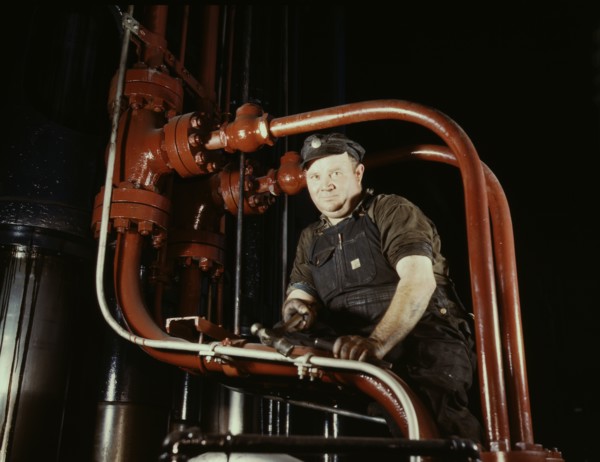 Maintenance mechanic in largest coal press..., Combustion Engineering Co., Chattanooga, Tenn., 1942. Creator: Alfred T Palmer.