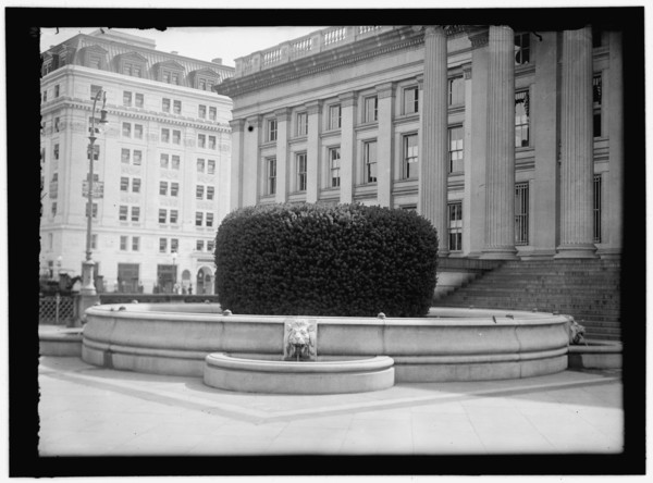 Fountain, between 1909 and 1914.