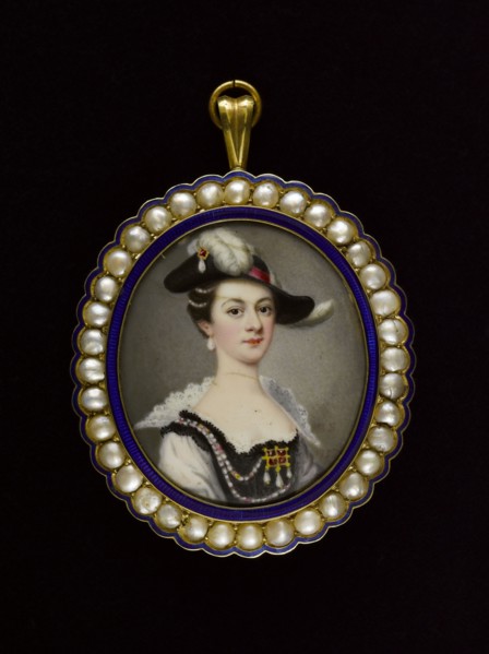 Portrait de jeune femme en costume.