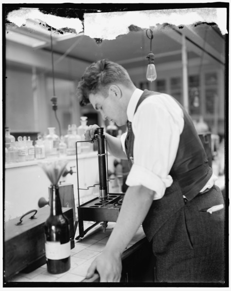 Treasury Dept. lab, between 1910 and 1920.
