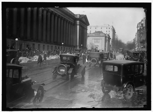 Street scene, Washington, D.C., between 1913 and 1918.
