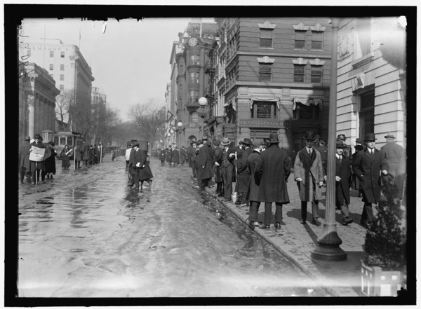Street scene, near G Street, Washington, D.C., between 1913 and 1918.