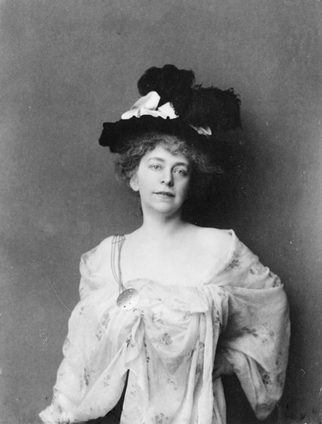 Alice Pike Barney, half-length portrait, facing front, between c1890 and 1910.