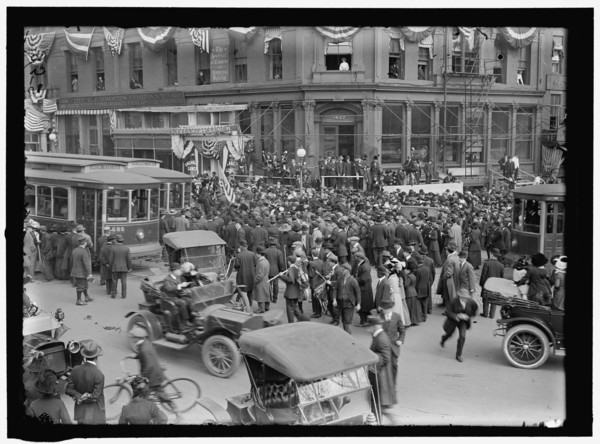 Crowd and Trolley cars at corner of Pennsylvania Ave. and 15th Street, N.W., Washington, D.C.