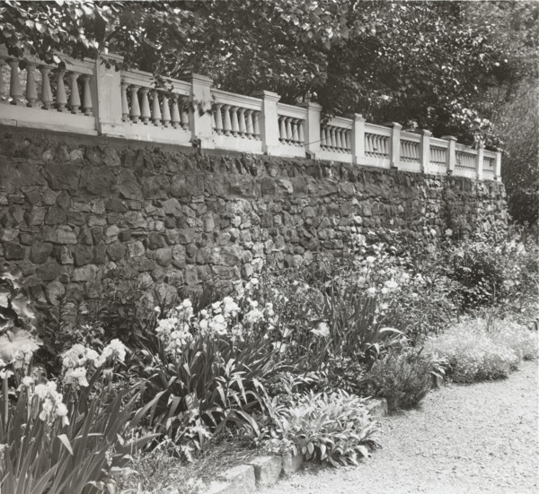 Beechgate, Robert Carmer Hill house, Woodland Avenue, Englewood, New Jersey, 1918. Creator: Frances Benjamin Johnston.