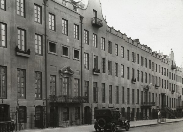 Turtle Bay Gardens, 228-246 East 49th Street, New York, New York, 1920. Creator: Frances Benjamin Johnston.