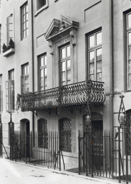 Charlotte Hunnewell Sorchan house, Turtle Bay Gardens, 228 East 49th Street, New York, 1920. Creator: Frances Benjamin Johnston.