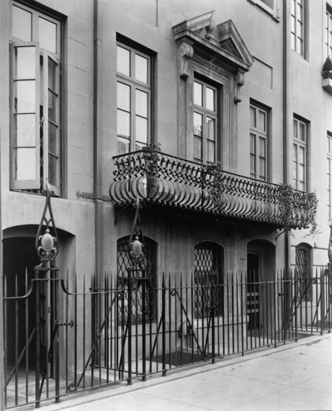 Charlotte Hunnewell Sorchan house, Turtle Bay Gardens, 228 East 49th Street, New York, 1920. Creator: Frances Benjamin Johnston.