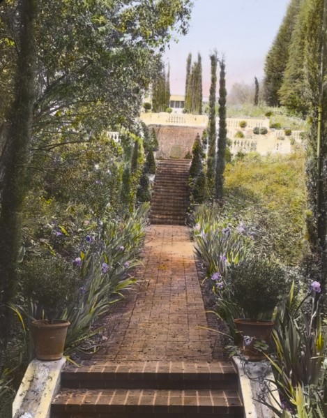 Mrs. Francis Lemoine Loring house, 700 South San Rafael Avenue, Pasadena, California, 1917. Creator: Frances Benjamin Johnston.