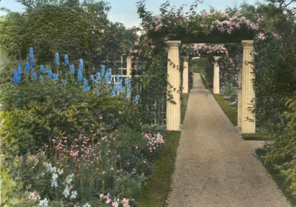 Hammersmith Farm, Hugh Dudley Auchincloss house, Harrison Avenue, Newport, Rhode Island, 1917. Creator: Frances Benjamin Johnston.