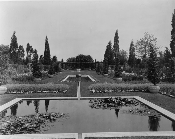 Beacon Hill House, Arthur Curtiss James house, Beacon Hill Road, Newport, Rhode Island, 1917. Creator: Frances Benjamin Johnston.
