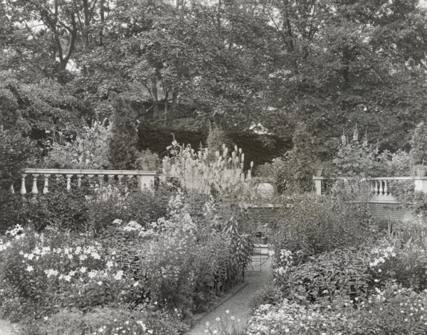 Dudley Leavitt Pickman, Jr., house, 213 Hale Street, Beverly, Massachusetts, 1926. Creator: Frances Benjamin Johnston.