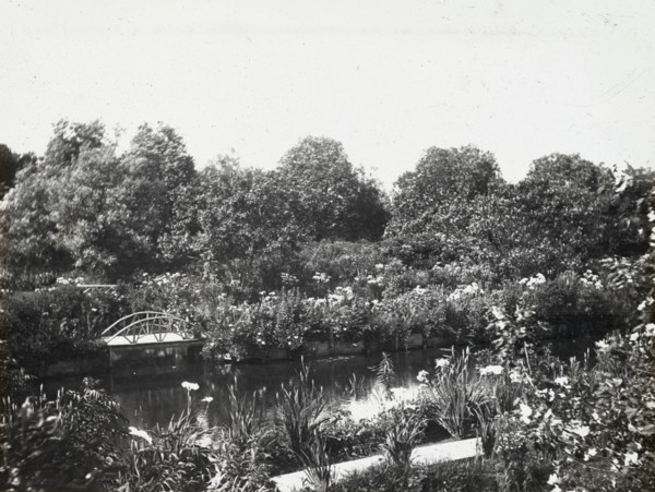 Grey-Croft, Stephen Swete Cummins house, Huntting Lane, East Hampton, New York, 1913. Creator: Frances Benjamin Johnston.