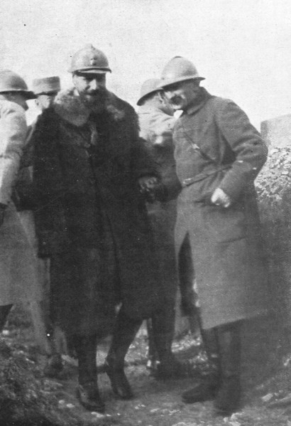 ''Sur le Front; Le general Gouraud inspecte ses lignes.', 1915. Creator: Unknown.