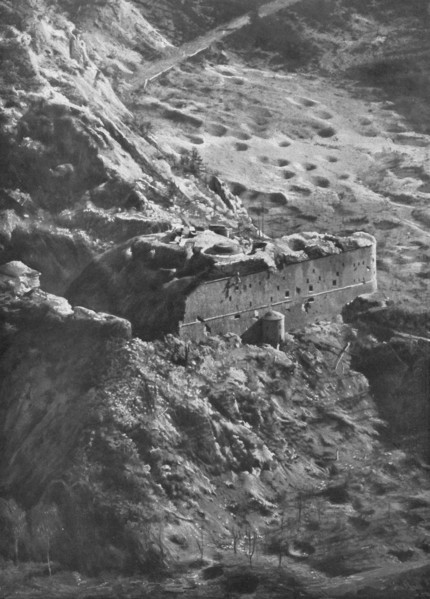 ''Le Fort de Malborghetto apres le bombardement par les canons Italiens de 305.', 1916. Creator: Unknown.