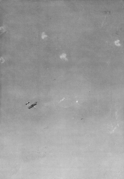 'Avions Francais sur les lignes ennemies; les gros flocons blancs sont, les eclatements..., 1915. Creator: Unknown.