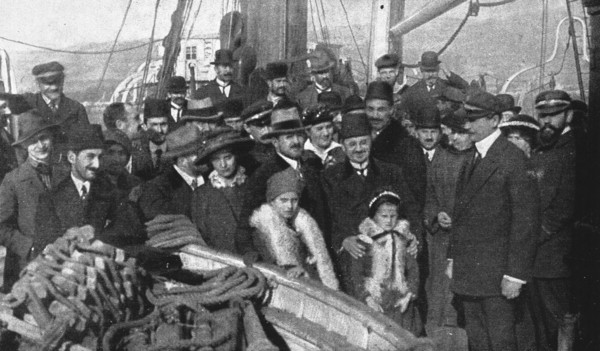 'Le voyage, de Salonique a Toulon, des consuls arretes le 30 decembre; Au premier plan..., 1915. Creator: Photographies A.C.