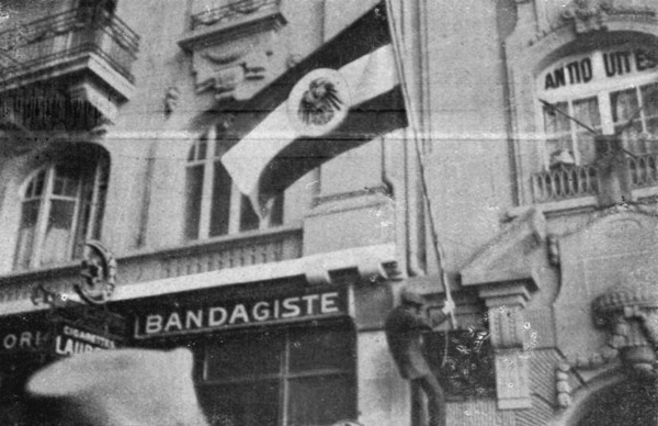 'Deux incidents en Suise; Trois Instantanes de l'incident du drapeau Allemand...', 1916. Creator: Unknown.