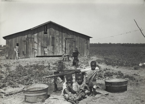 Children of sharecropper, near West Memphis, Arkansas, 1935.
