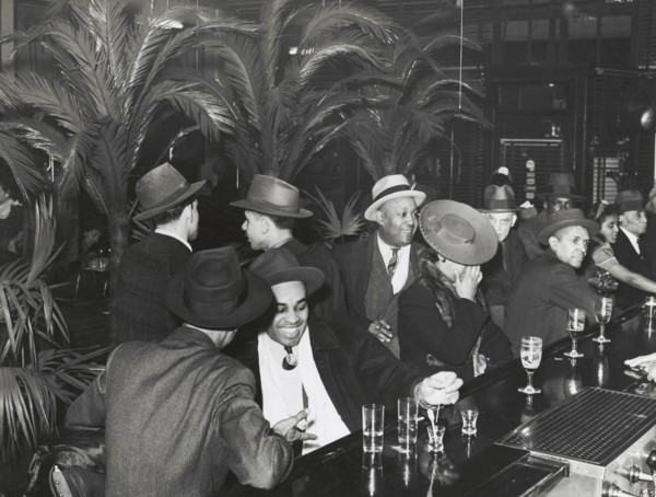 The bar at Palm Tavern, Negro restaurant on 47th Street, Chicago, Illinois, April 1941.