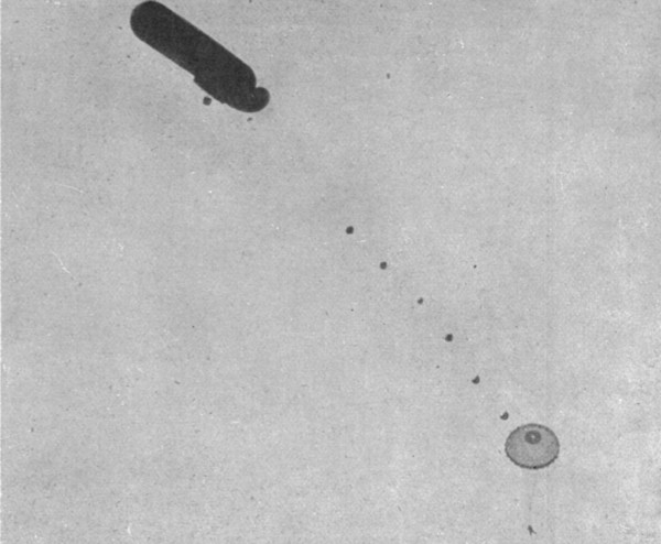 'La "Saucisse"; Le parachute completement ouvert : Experience de descente..., 1916. Creator: Unknown.