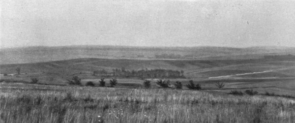 'Panoramas du champ de bataille, a l'ouest de la Meuse; a l'horizon, au centre..., 1916. Creator: Unknown.