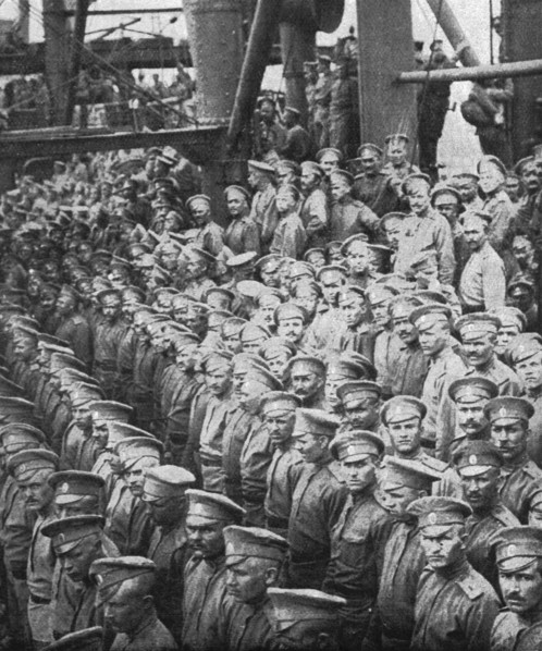 'L'arrivee a Marseille des premiers contingents Russes; sur le pont du deuxieme..., 1916. Creator: Unknown.