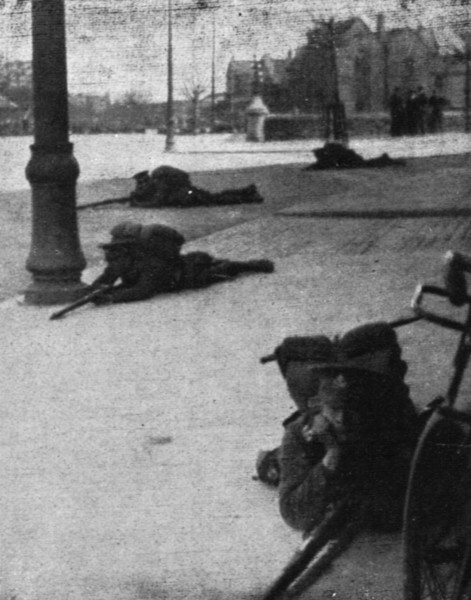 'Dublin Apres L'Emeute; Pendant la lutte contre l'emeute : soldats guettrant les rebelles', 1916. Creator: Unknown.