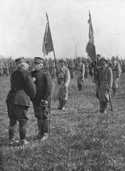 Le Général Joffre remet au Général Maurice Balfourier la plaque de grand-officier de la Légion d'Honneur