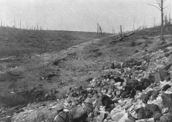 'Deux aspects de la bataille de Verdun, a l'est de la Meuse; Troupe occupant le d'un ravin', 1916. Creator: Unknown.