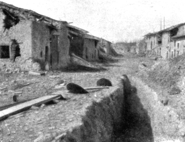'Aspects du champ de bataille de Verdun; route traversant le village dispute de Cumieres..., 1916. Creator: Unknown.