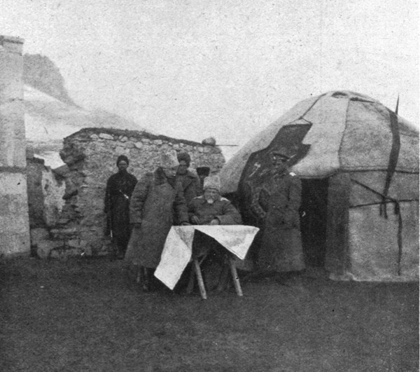 'Le general Kalitine, commandant d'un des corps d'armee, suit sur la carte le rapport d'un..., 1916. Creator: Unknown.