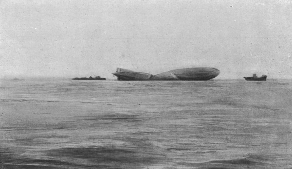 'Le Zeppelin "L-15" abattu dans l'estuaire de la Tamise; Le "L-15" photographie au petit..., 1916. Creator: Daily Sketch.