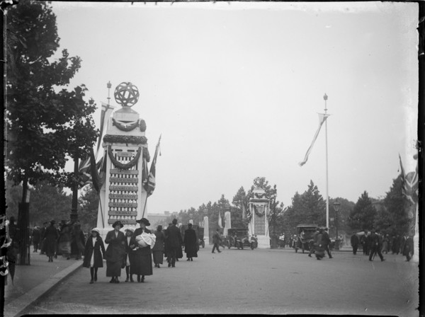 The Mall, City of Westminster, London, 1919. Creator: Katherine Jean Macfee.