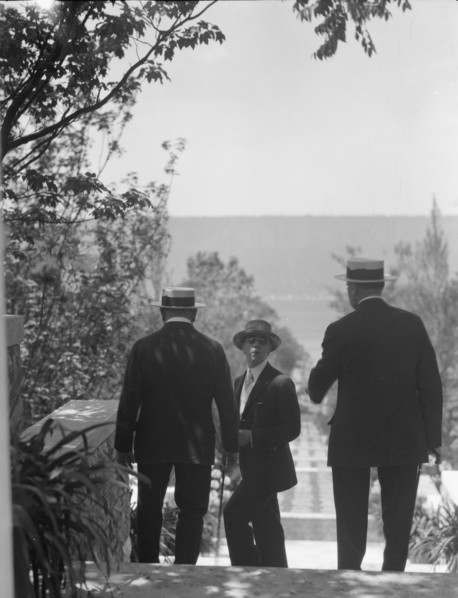 Untermeyer [i.e. Untermyer] garden, 1917 Creator: Arnold Genthe.