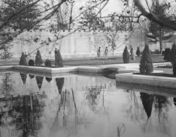 Untermeyer [i.e. Untermyer] garden, 1917 Creator: Arnold Genthe.