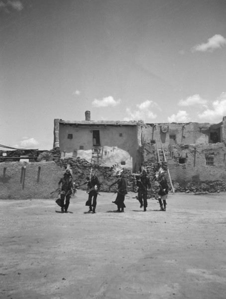 Acoma, New Mexico area views, between 1899 and 1928. Creator: Arnold Genthe.