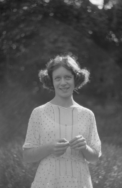 Desha in Port Washington, portrait photograph, 1921 Aug. 21. Creator: Arnold Genthe.