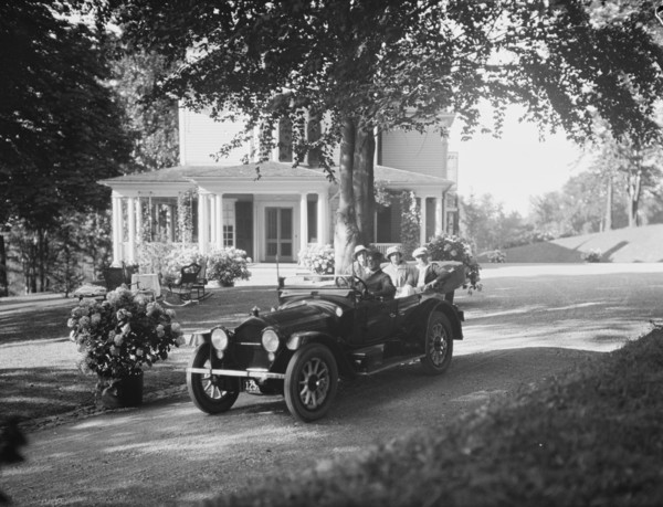 Leslie, Margeurite, and friends, in automobile, 1917 Aug. 18. Creator: Arnold Genthe.