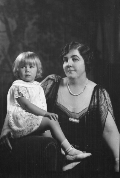 Carrington, Audrey, and daughter, portrait photograph, 1926 or 1927. Creator: Arnold Genthe.