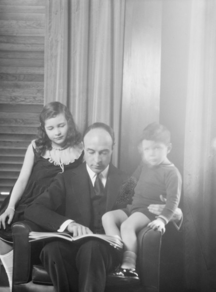 Lovett, Robert, Mr., and children, portrait photograph, 1930 Mar. 31. Creator: Arnold Genthe.