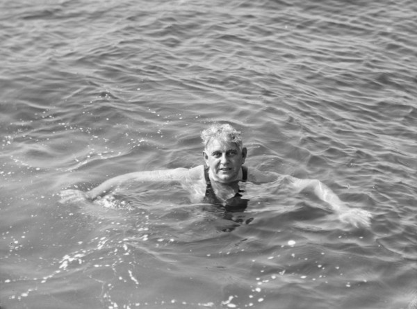 Hunt, Seth, Mr., swimming, between 1931 and 1942. Creator: Arnold Genthe.